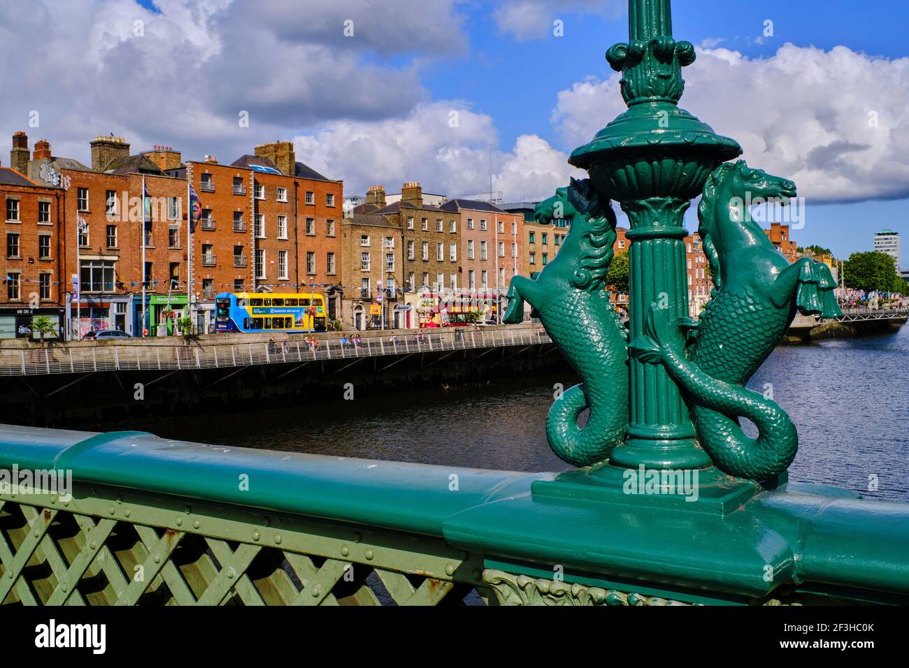 Repubblica d'Irlanda; Dublino, Grattan Bridge, Seahorse lampada standard dettaglio Foto Stock