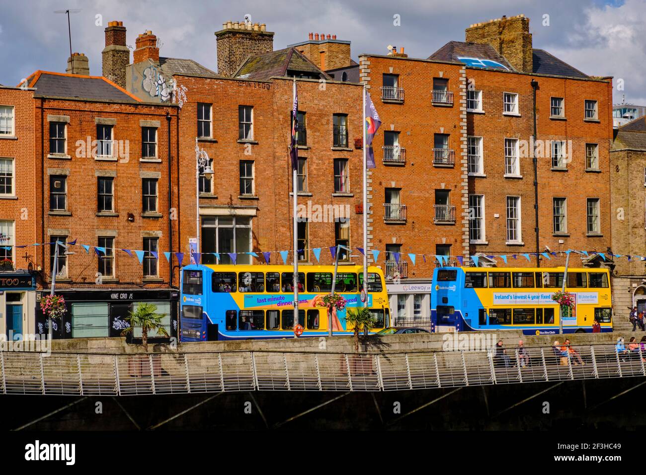 Repubblica d'Irlanda; Dublino, Case sul fiume Liffey Foto Stock
