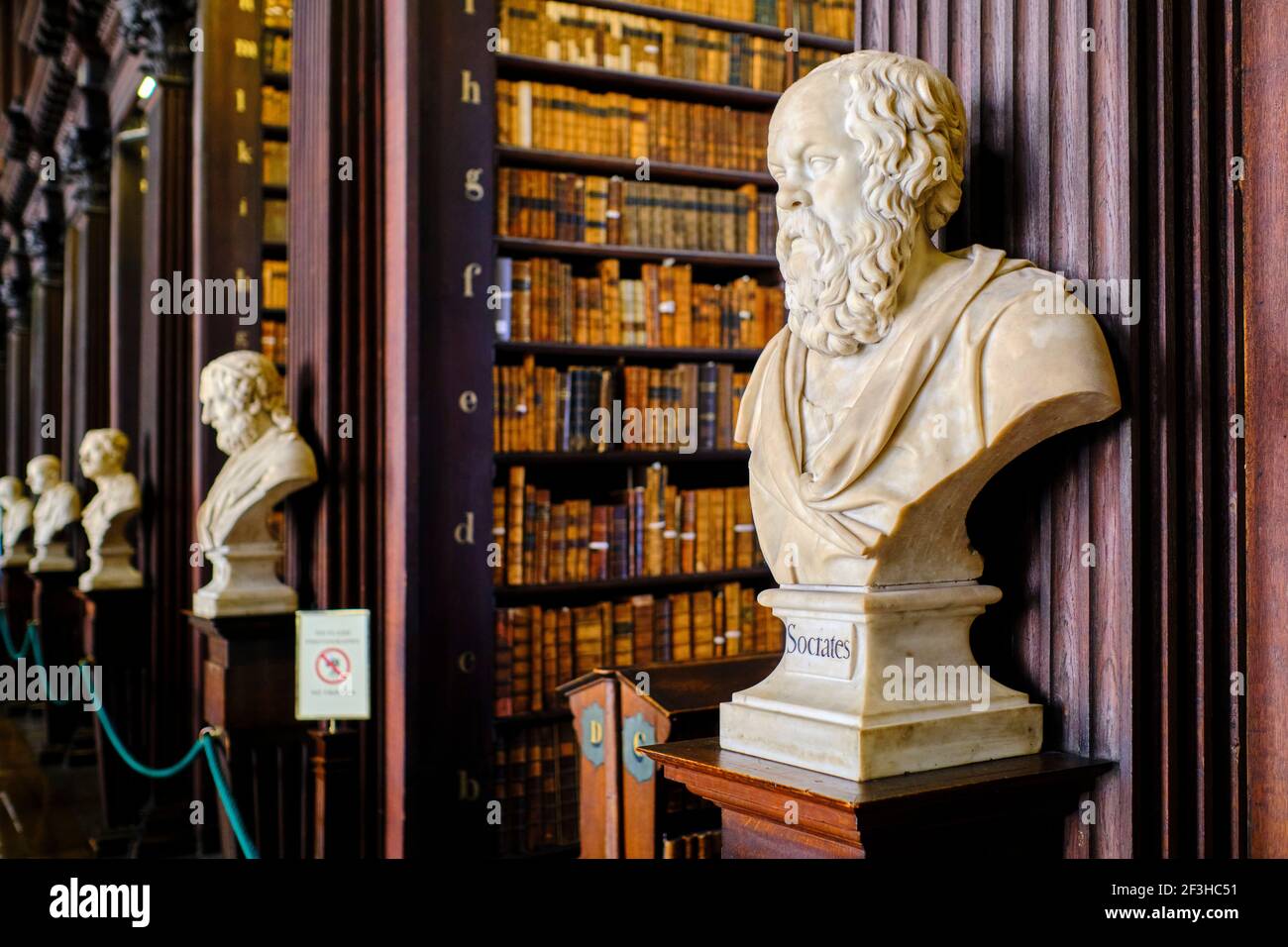 Repubblica d'Irlanda; Dublino, Biblioteca al Trinity College, la Long Room, una bella, famosa e storica vecchia biblioteca in Irlanda, busto di Socrate Foto Stock