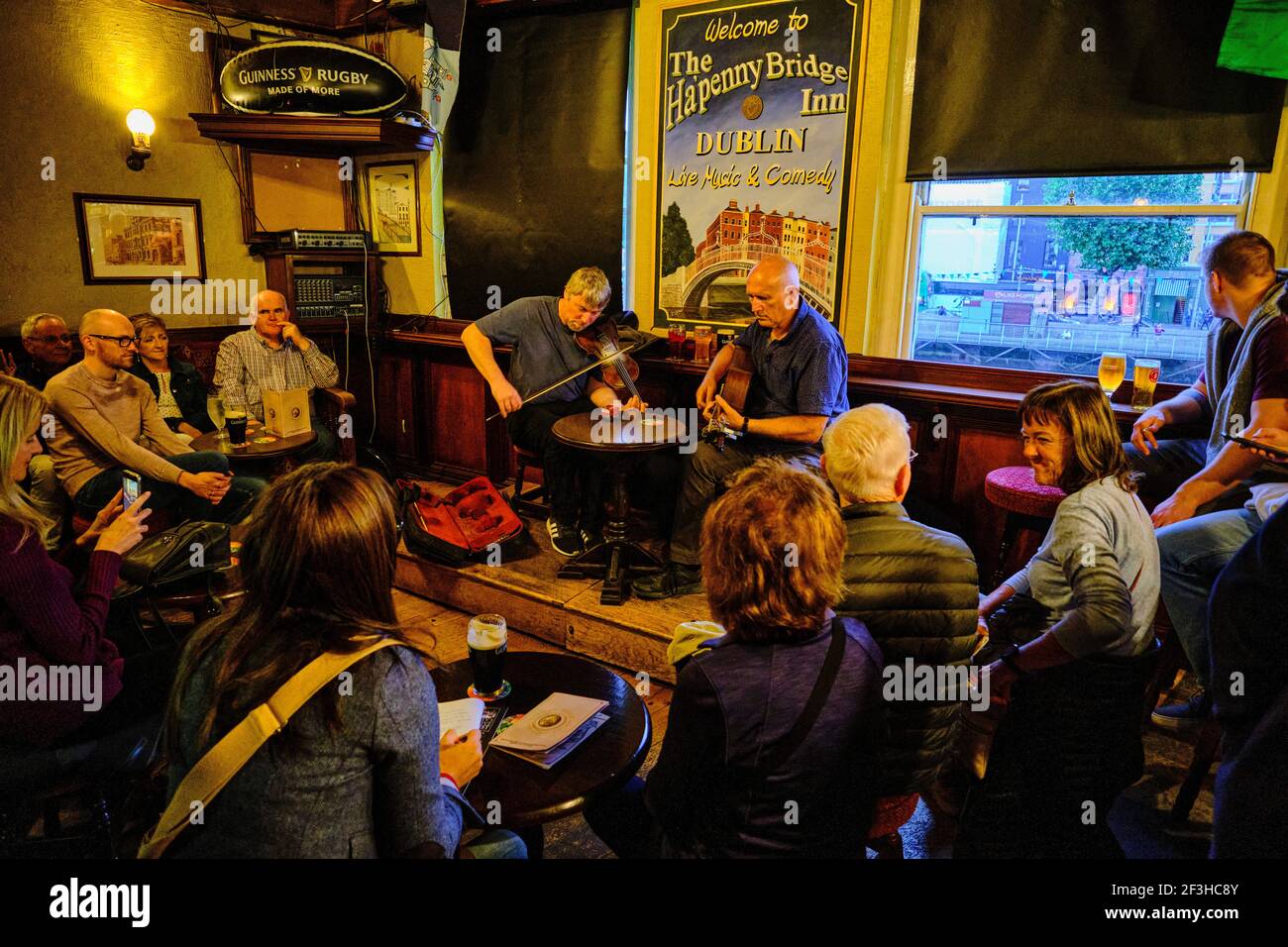 Repubblica d'Irlanda; Dublino, l'area turistica di Temple Bar, il pub Oliver St. John Gogarty, il musicista irlandese Steve Shaw e Larry Fagan Foto Stock