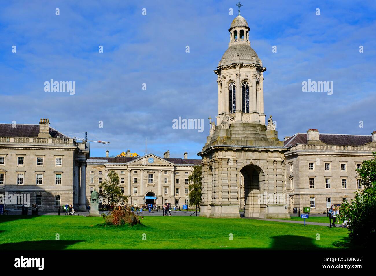Repubblica d'Irlanda; Dublino, Trinity College, Library Square e il Campanile Foto Stock
