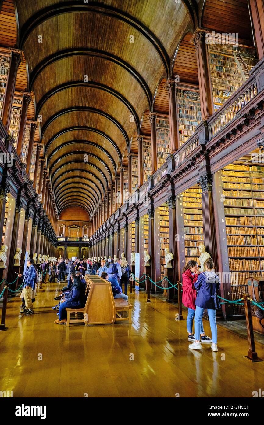 Repubblica d'Irlanda; Dublino, Biblioteca al Trinity College, la Long Room, una bella, famosa e storica vecchia biblioteca in Irlanda Foto Stock