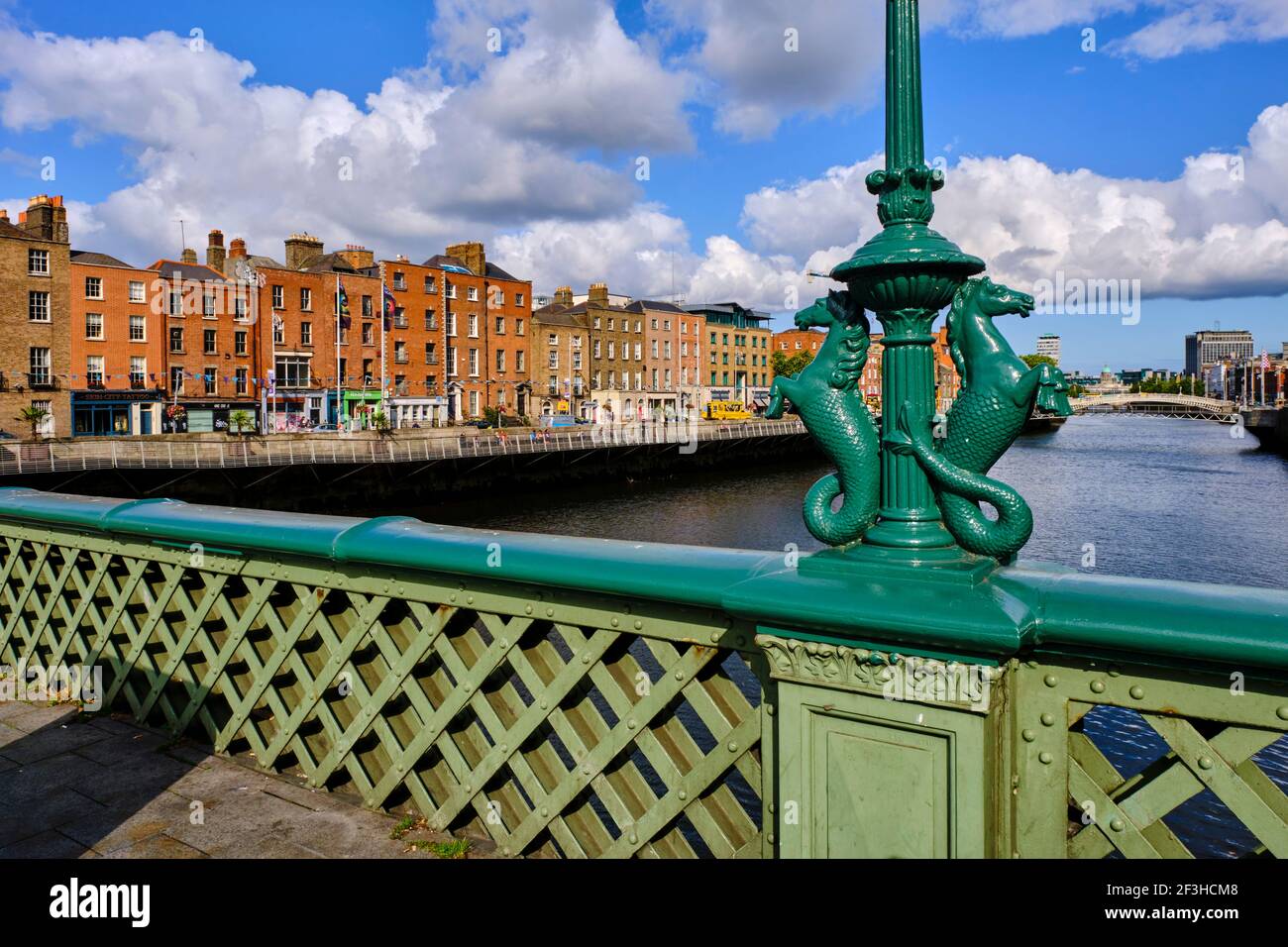 Repubblica d'Irlanda; Dublino, Grattan Bridge, Seahorse lampada standard dettaglio Foto Stock