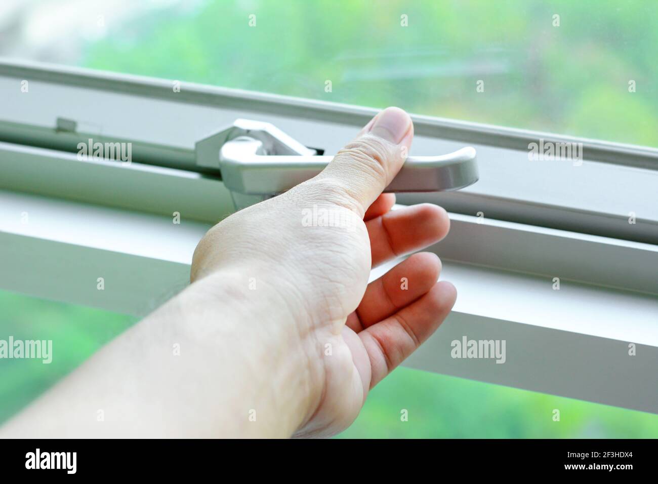 Maniglia del dispositivo di chiusura del finestrino con supporto manuale Foto Stock