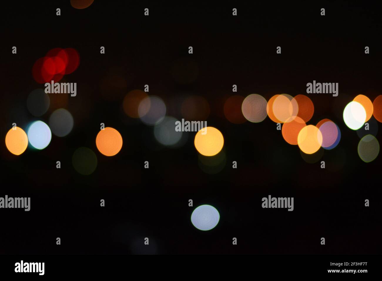 Bokeh colorato o luce sfocata di notte come sfondo Foto Stock