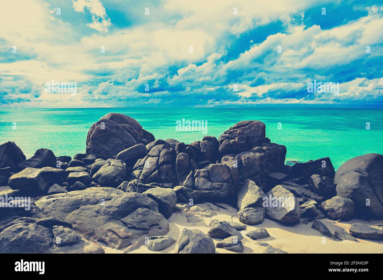 Rocce , mare e cielo blu , Lipe Island Thailandia - effetto colore vintage (retrò) Foto Stock