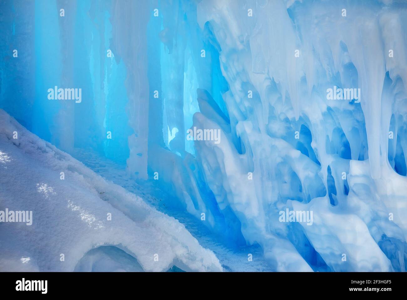 Cascata di montagna ghiacciata con texture di icicles primo piano Foto Stock