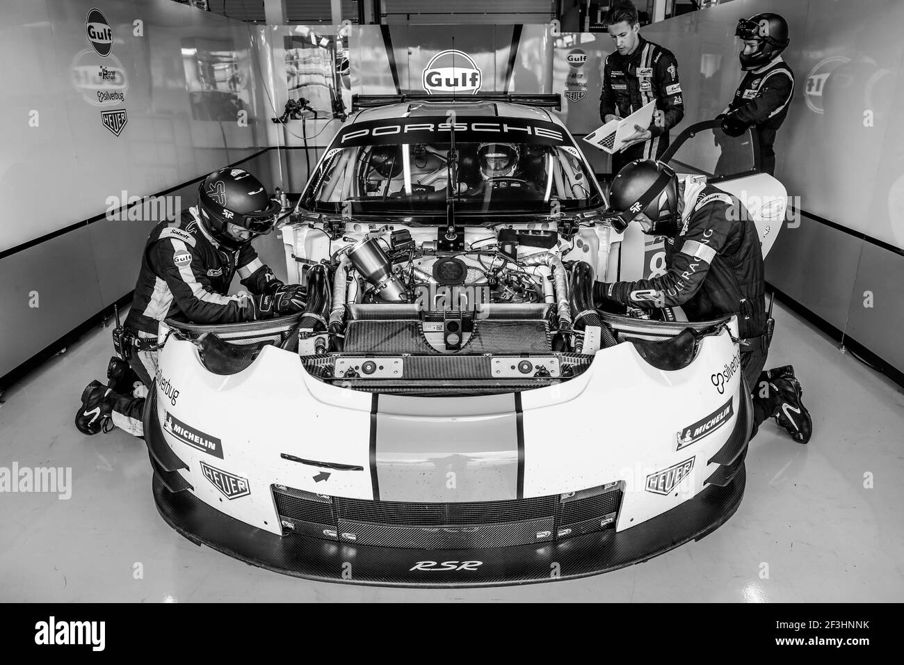 86 WAINWRIGHT Michael (gbr), BARKER Benjamin (gbr), DAVISON Alexander (aus), Porsche 911 RSR team Gulf Racing, box garage durante il Campionato Mondiale FIA WEC Endurance 2018 6 ore di Silverstone, Inghilterra, dal 16 al 19 agosto - Foto Florent Gooden / DPPI Foto Stock