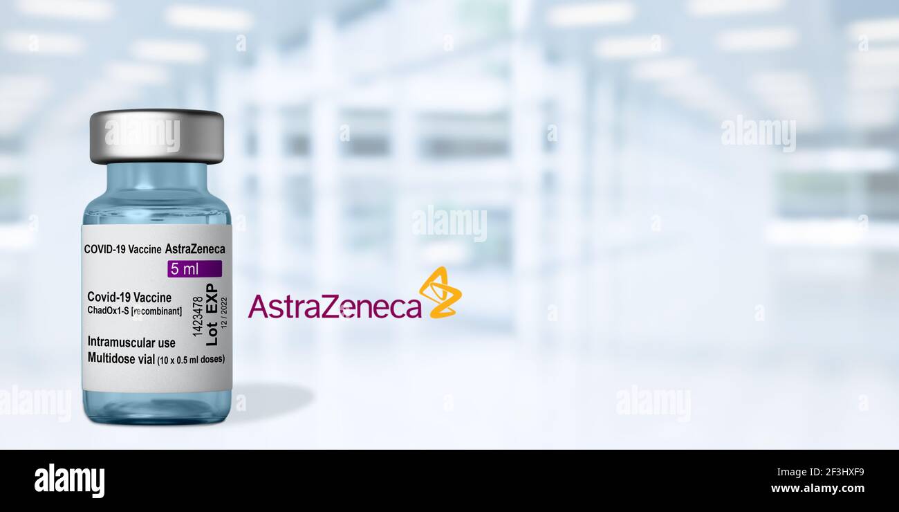 Marsiglia, Francia - 16 marzo 2021: Vaccino AstraZeneca COVID-19 - vaccino Coronavirus su fiala - disegno di striscione con spazio di copia Foto Stock