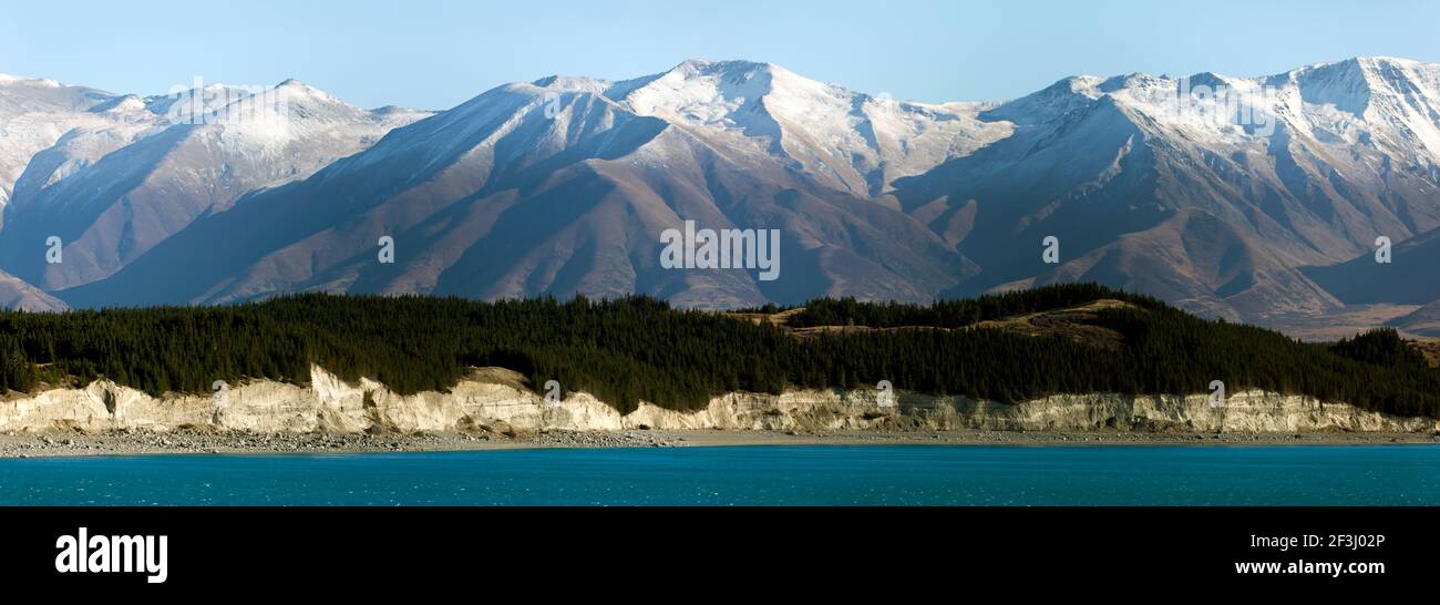 Vista panoramica sul lago Pukaki fino alle cime innevate della catena ben Ohau, Twizel, Canterbury, Nuova Zelanda Foto Stock
