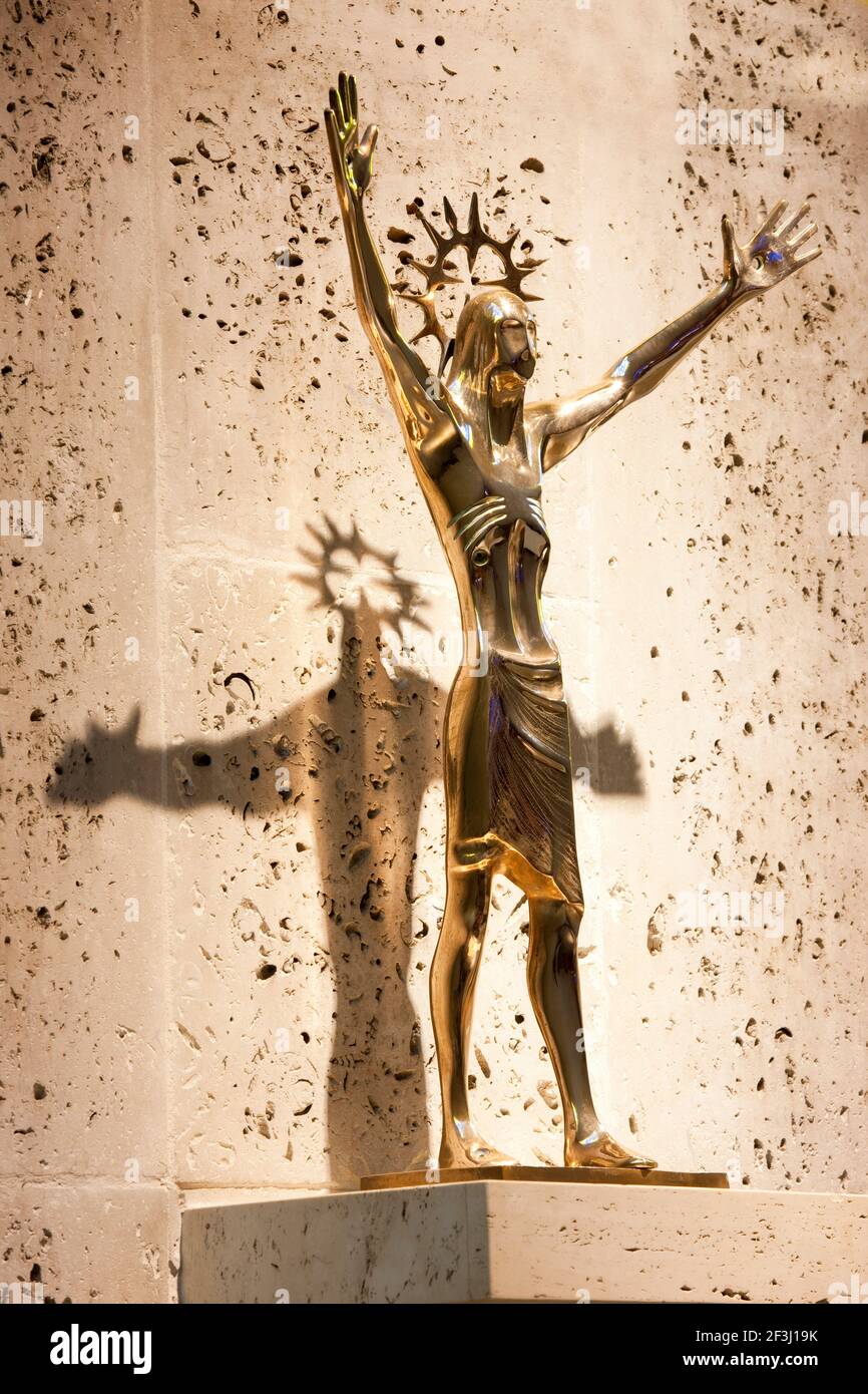 Statua in bronzo del Cristo risorto di Arthur Dooley, Cappella del Santissimo Sacramento, la Cattedrale Metropolitana di Liverpool. | architetto: Federico Gibberd Foto Stock
