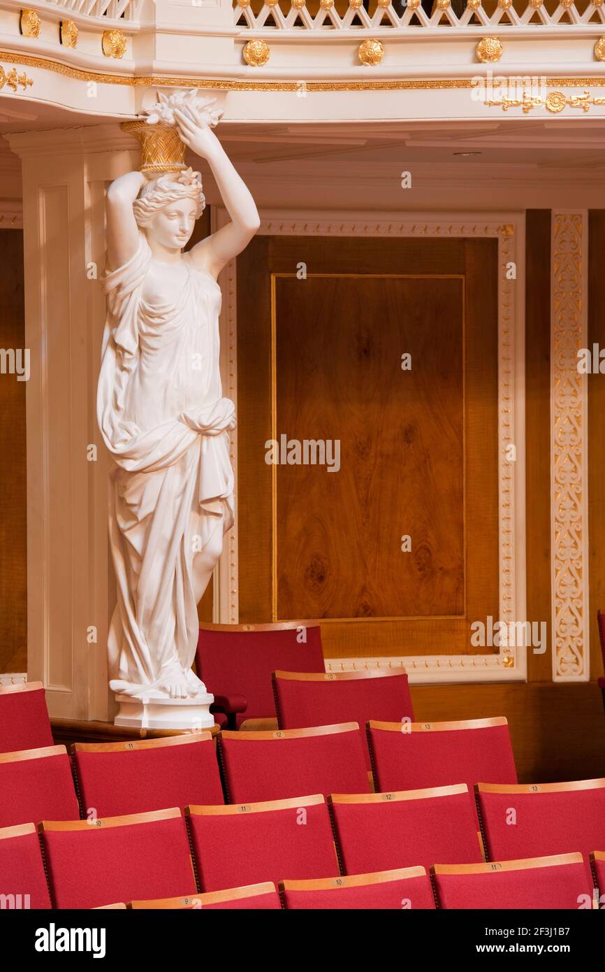 Una figura cariatida nella sala concerti sul retro della St Georges Hall di Liverpool, Merseyside, Inghilterra, UK | architetto: Sir Charles Cockerell | Foto Stock