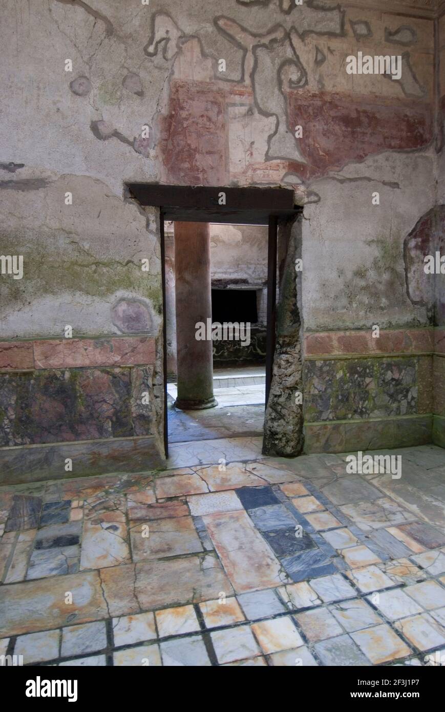 Pavimenti in marmo delle Terme Suburbane dalle rovine dell'antica città romana di Ercolano, Campania, Italia | NESSUNO | Foto Stock