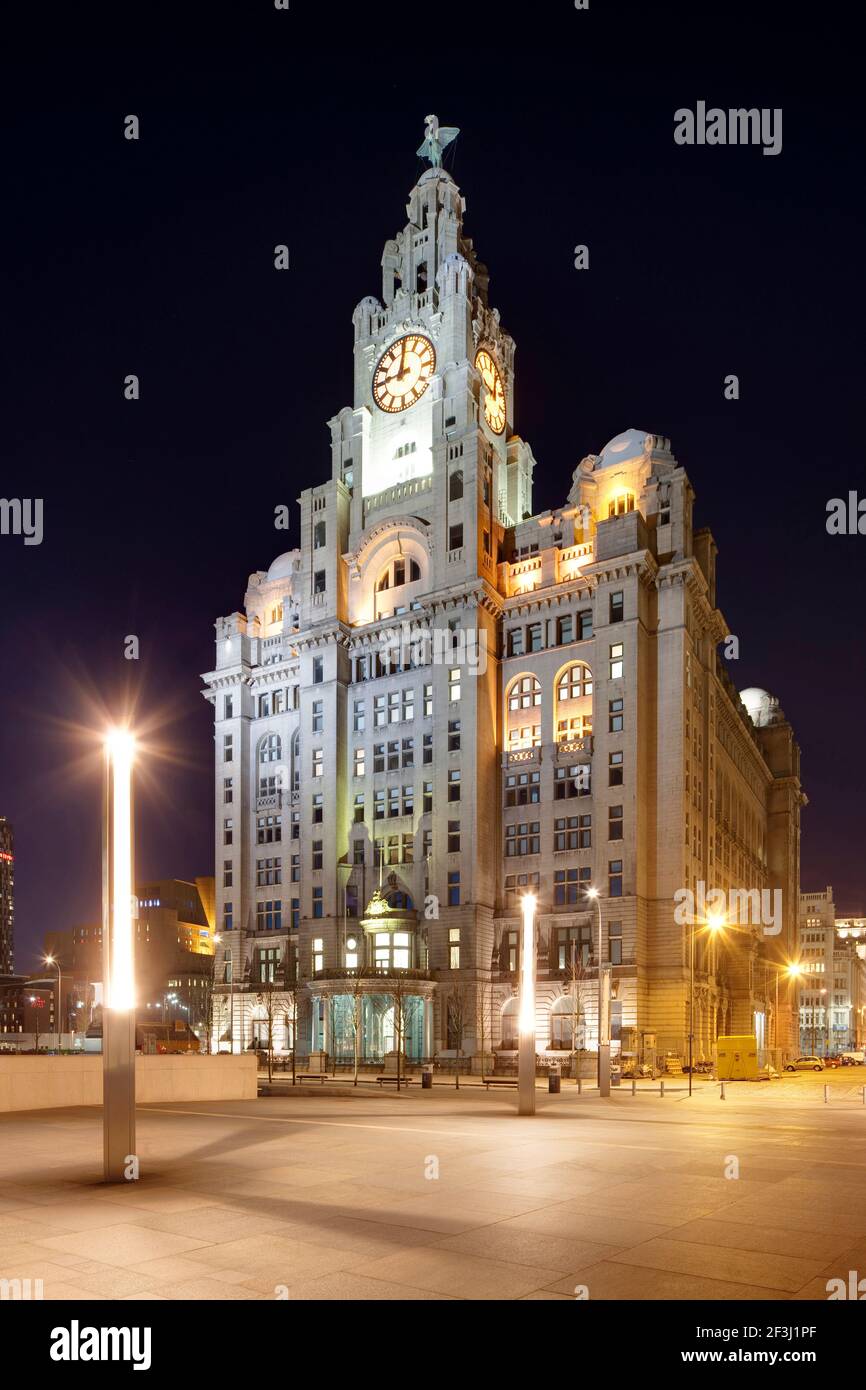 The Liver Building at Pier Head a Liverpool, Merseyside, Inghilterra, Regno Unito. | Designer: Walter Aubrey Thomas Foto Stock