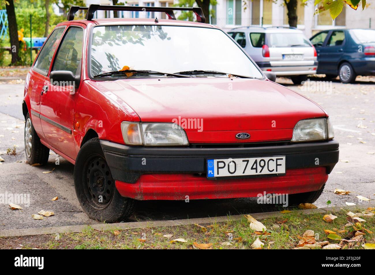 POZNAN, POLONIA - 12 settembre 2013: Parcheggiata Ford Fiesta rossa su un parcheggio Foto Stock