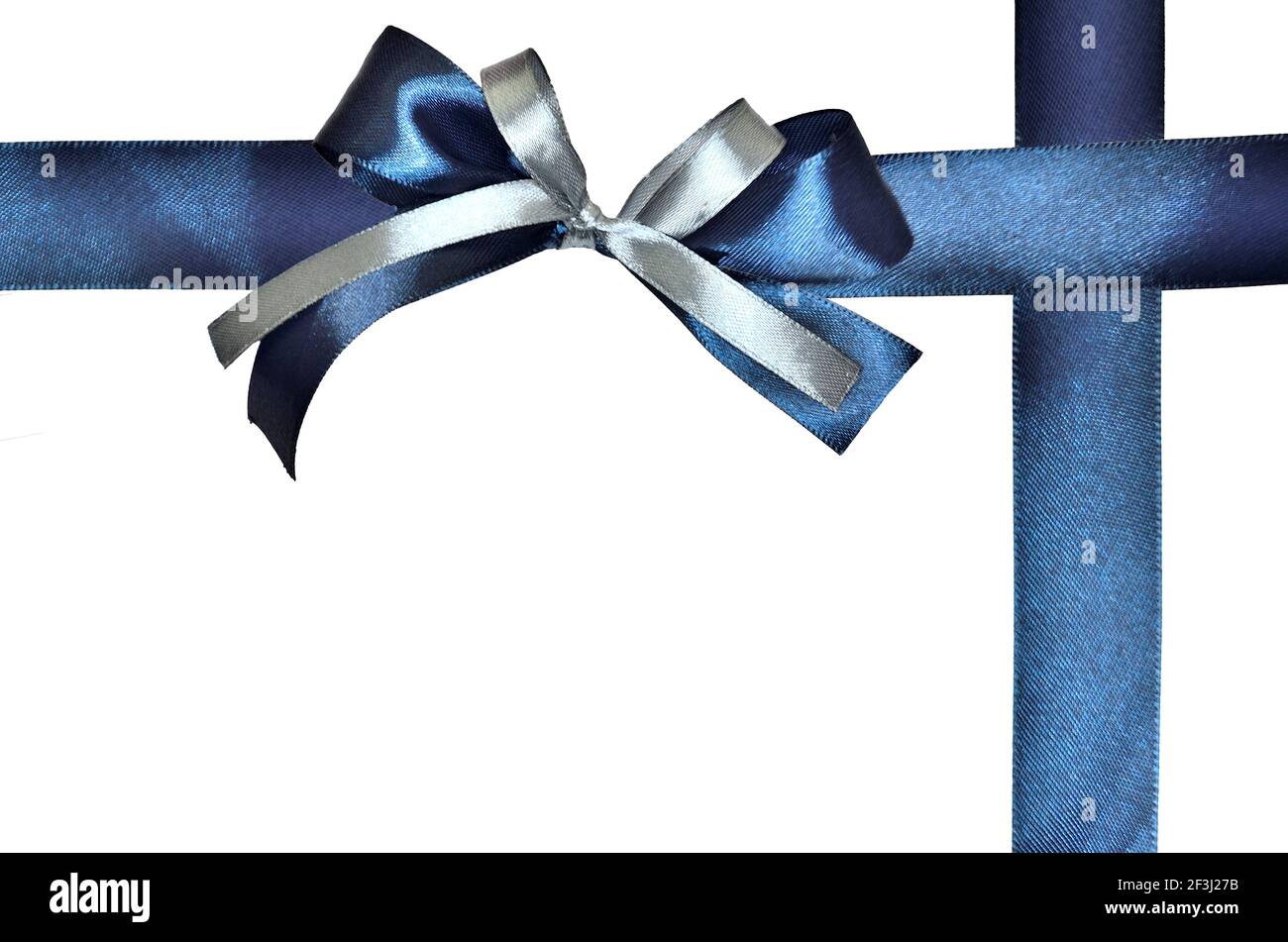 Bel nastro di seta blu e archi in argento e blu per avvolgere regalo isolato su sfondo bianco. Archi decorativi per confezioni presenti per qualsiasi tipo di sete Foto Stock