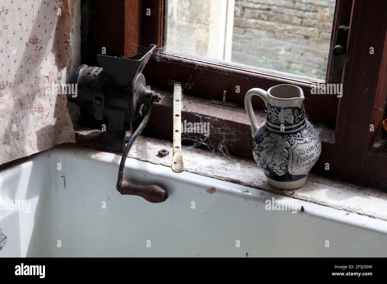Dettaglio lavello in vetrina | NESSUNO | Foto Stock