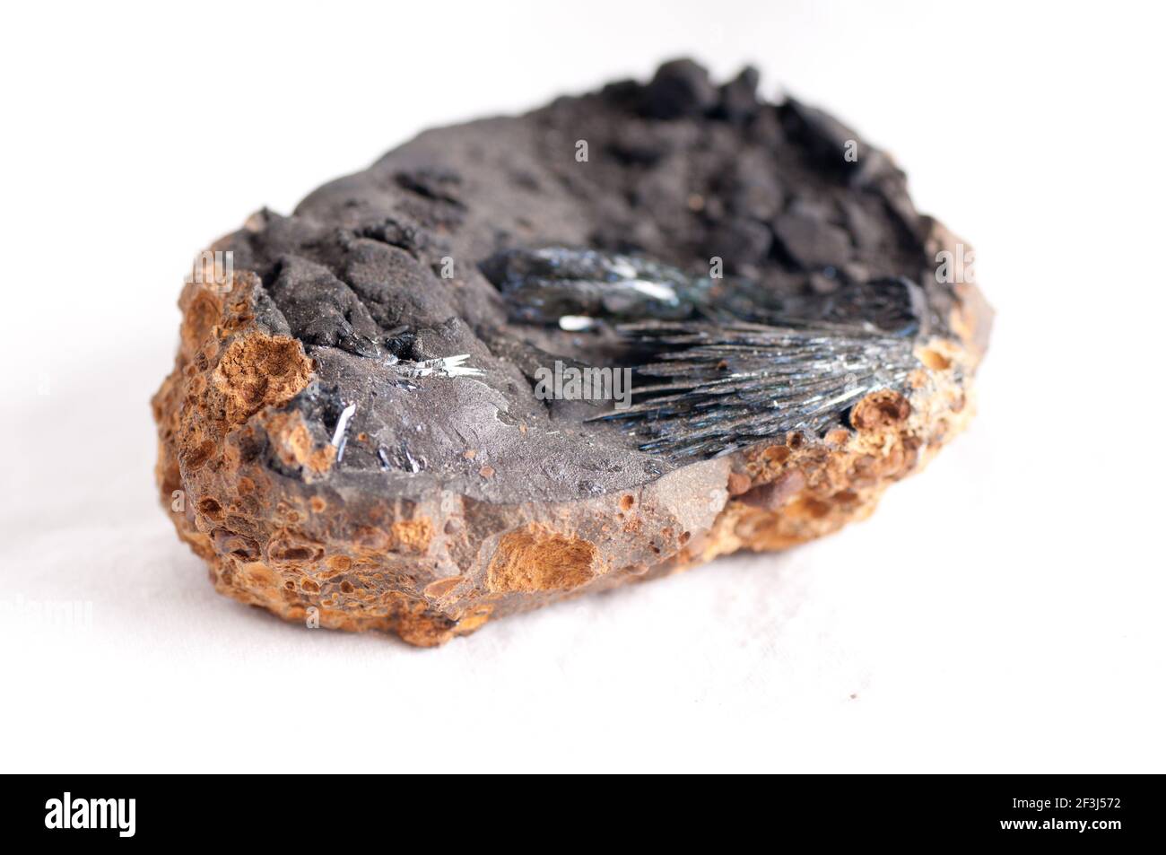 Cristallo vivianite campione minerale molto scuro con striature Foto Stock