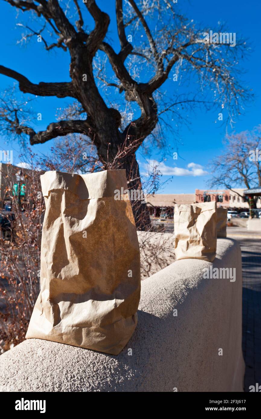 Vista degli alberi in Central Plaza Square, Taos, New Mexico, con sacchetto di carta marrone per il tè in primo piano. Foto Stock