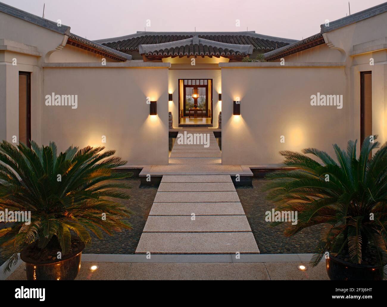 Ingresso alla Villa, sera, Fuchun Resort, Hangzhou, Cina. Ville progettate dall'architetto belga Jean-Michel Gathy, completate nel 2004, situate su un campo da golf Foto Stock