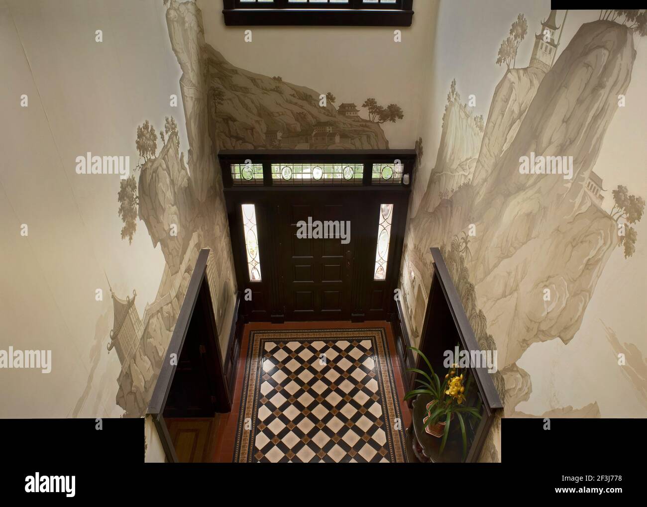 Residenza coloniale britannica degli anni '30 recentemente restaurata nel quartiere francese di Shanghai. Il corridoio e l'atterraggio sono realizzati in Chimoiseri dipinto a mano Foto Stock