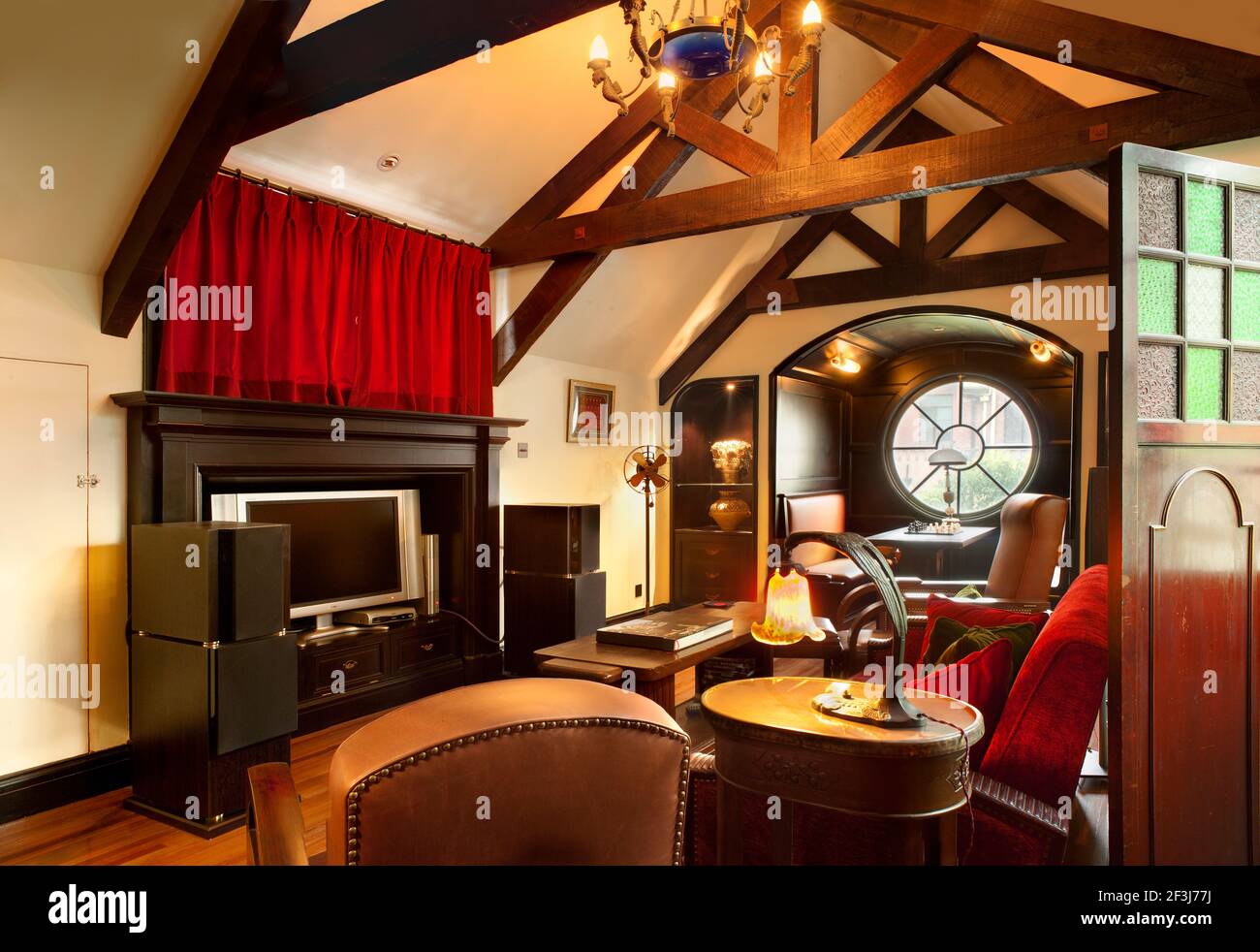 Studio. Residenza coloniale britannica degli anni '30 recentemente restaurata nel quartiere francese di Shanghai. Il bagno presenta piastrelle fatte a mano originali Foto Stock