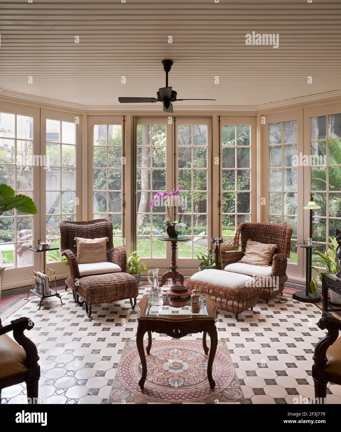 Camera vista giardino. Recentemente restaurata negli anni trenta British residenza coloniale in Concessione francese District di Shanghai. Foto Stock