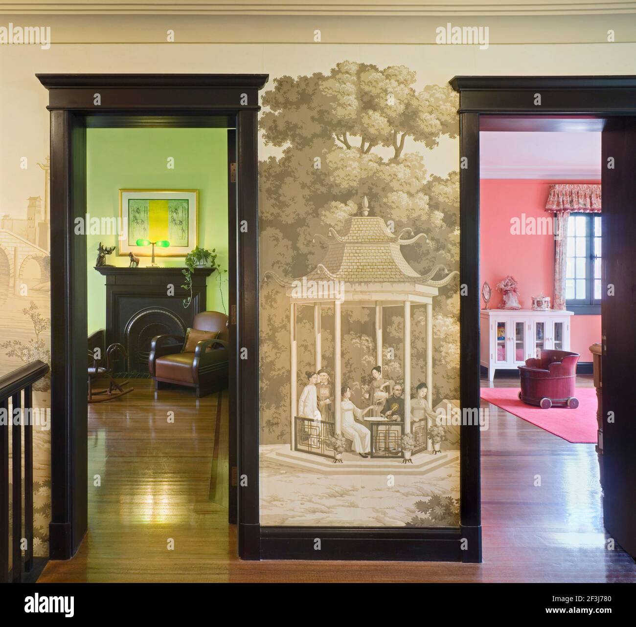 Residenza coloniale britannica degli anni '30 recentemente restaurata nel quartiere francese di Shanghai. Il corridoio e l'atterraggio sono realizzati in Chimoiseri dipinto a mano Foto Stock