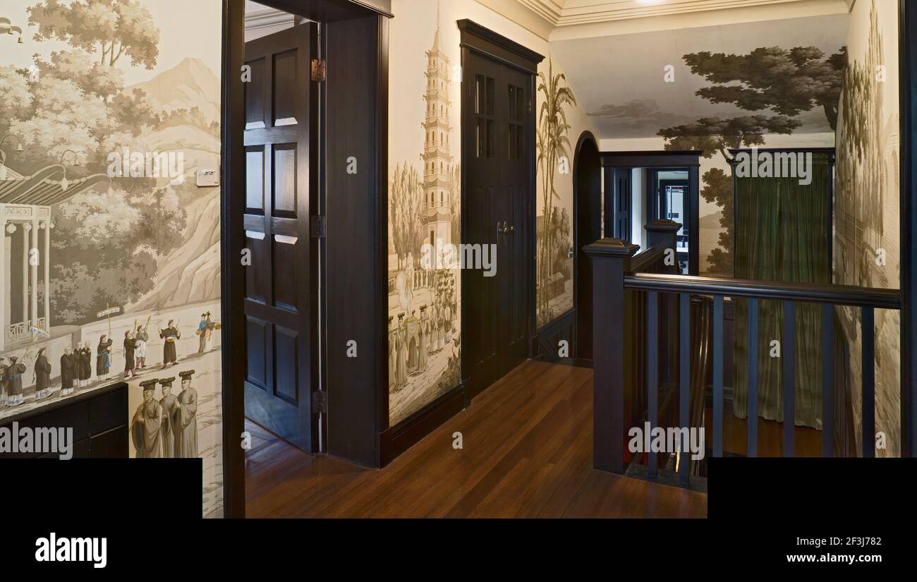 Residenza coloniale britannica degli anni '30 recentemente restaurata nel quartiere francese di Shanghai. Il corridoio e l'atterraggio sono realizzati in Chimoiseri dipinto a mano Foto Stock
