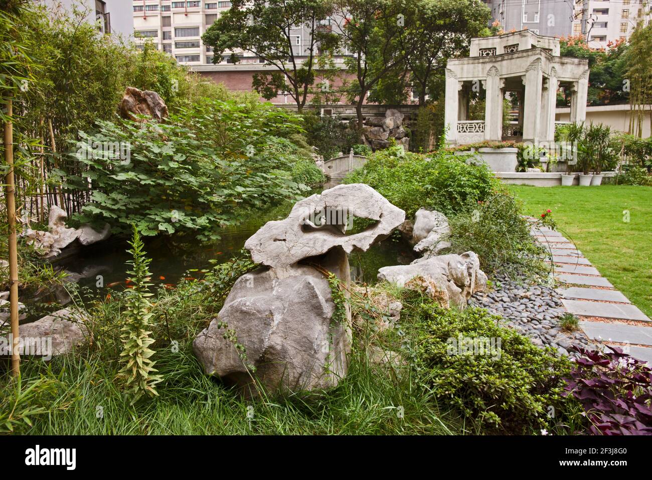 La villa della famiglia I. M. Pei a Shanghai, Cina. Costruita nel 1934 in stile Art Déco, la villa è ora un hotel boutique. Giardino Foto Stock