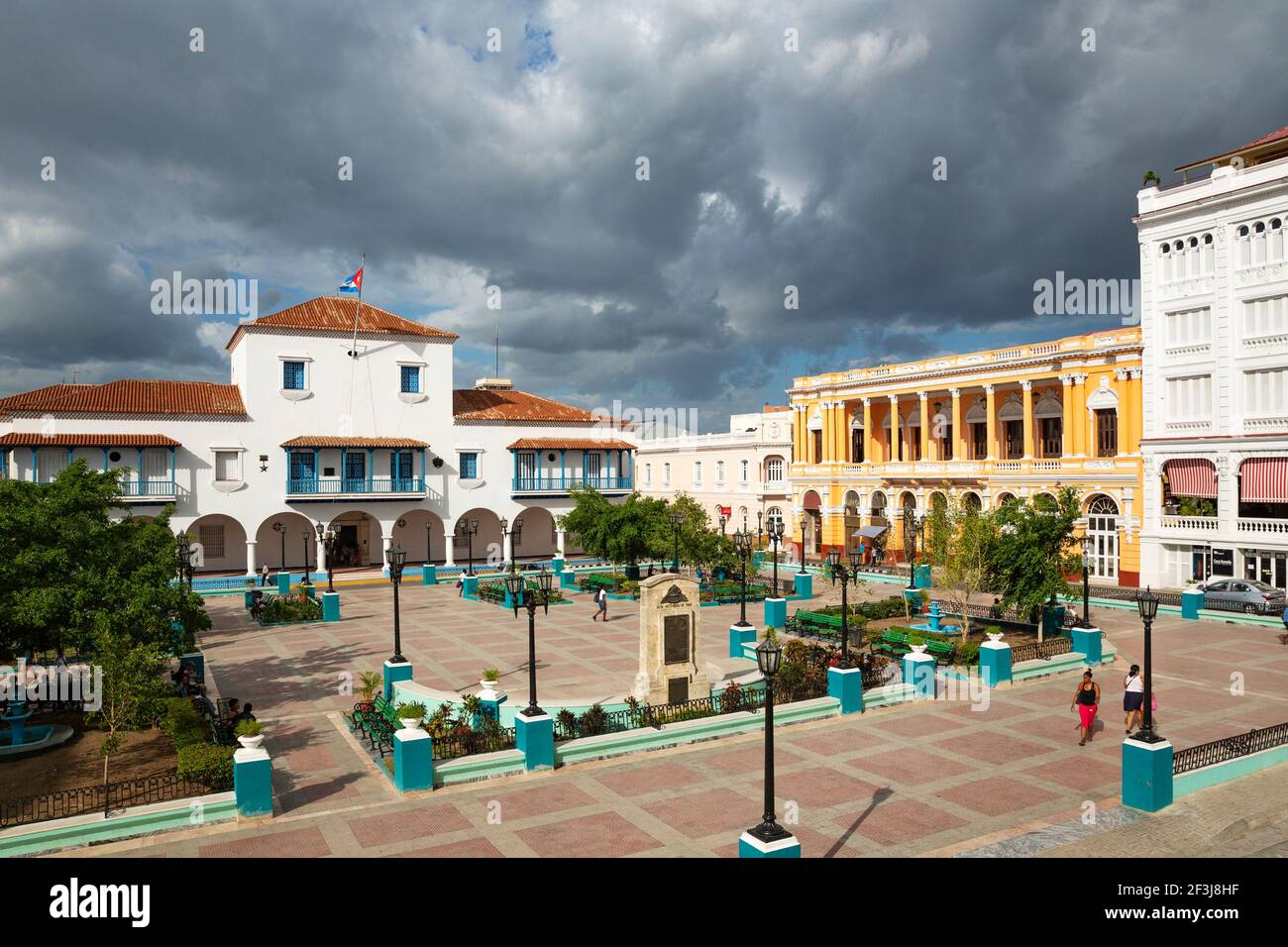 Parque Cespedes con il municipio sulla sinistra e l'edificio ottocentesco della Casa de la Cultura sulla destra, all'estrema destra l'Hotel Casa Granda, Santiago de Cuba, Cuba Foto Stock