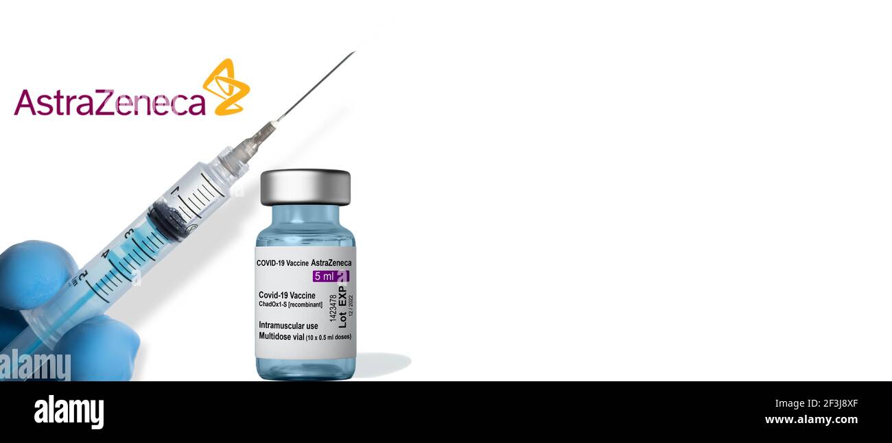 Marsiglia, Francia - 16 marzo 2021: Vaccino AstraZeneca COVID-19 - vaccino Coronavirus su fiala - disegno di striscione con spazio di copia Foto Stock