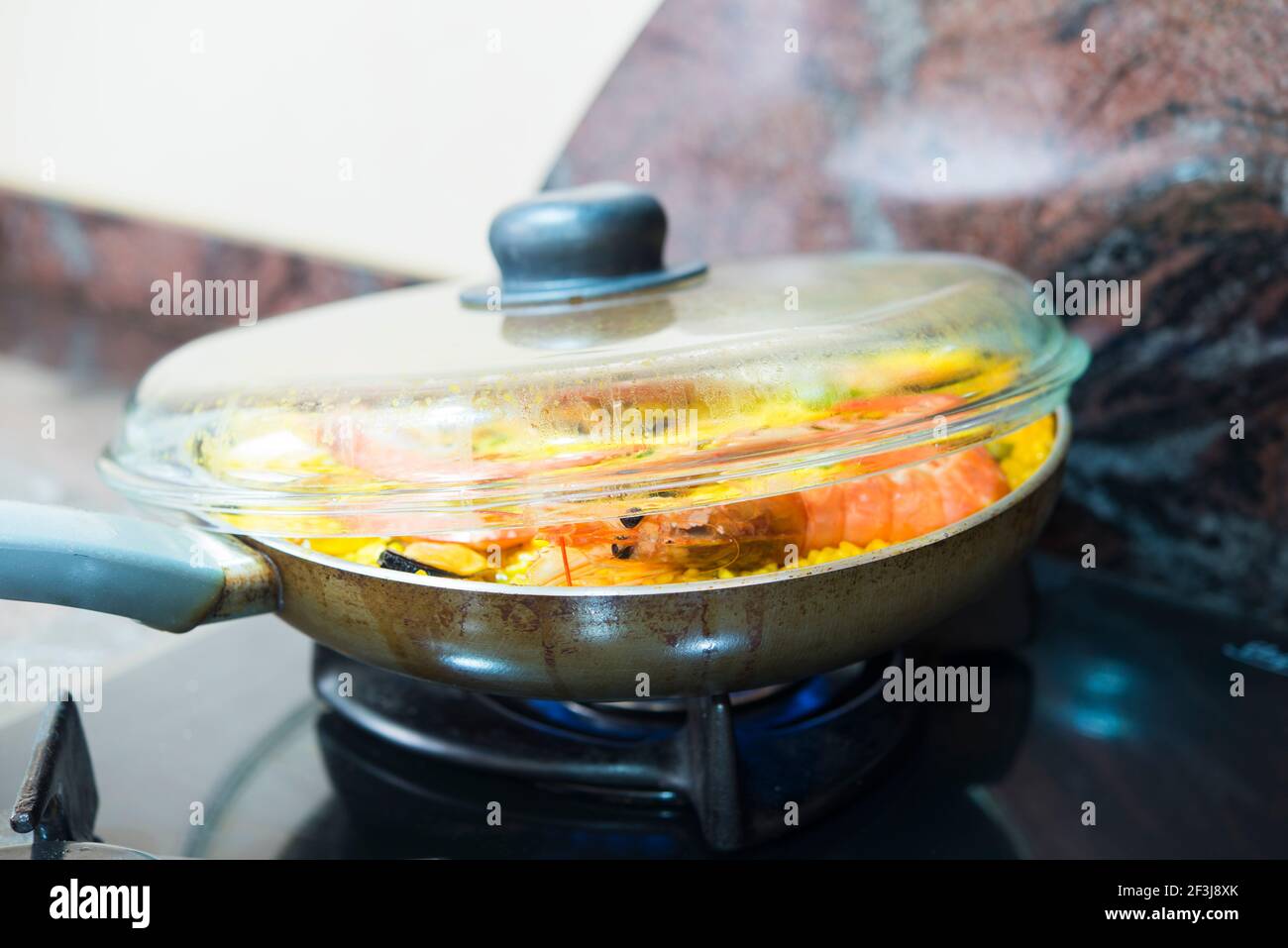 Paella cibo tipico spagnolo su fondo di granito Foto Stock
