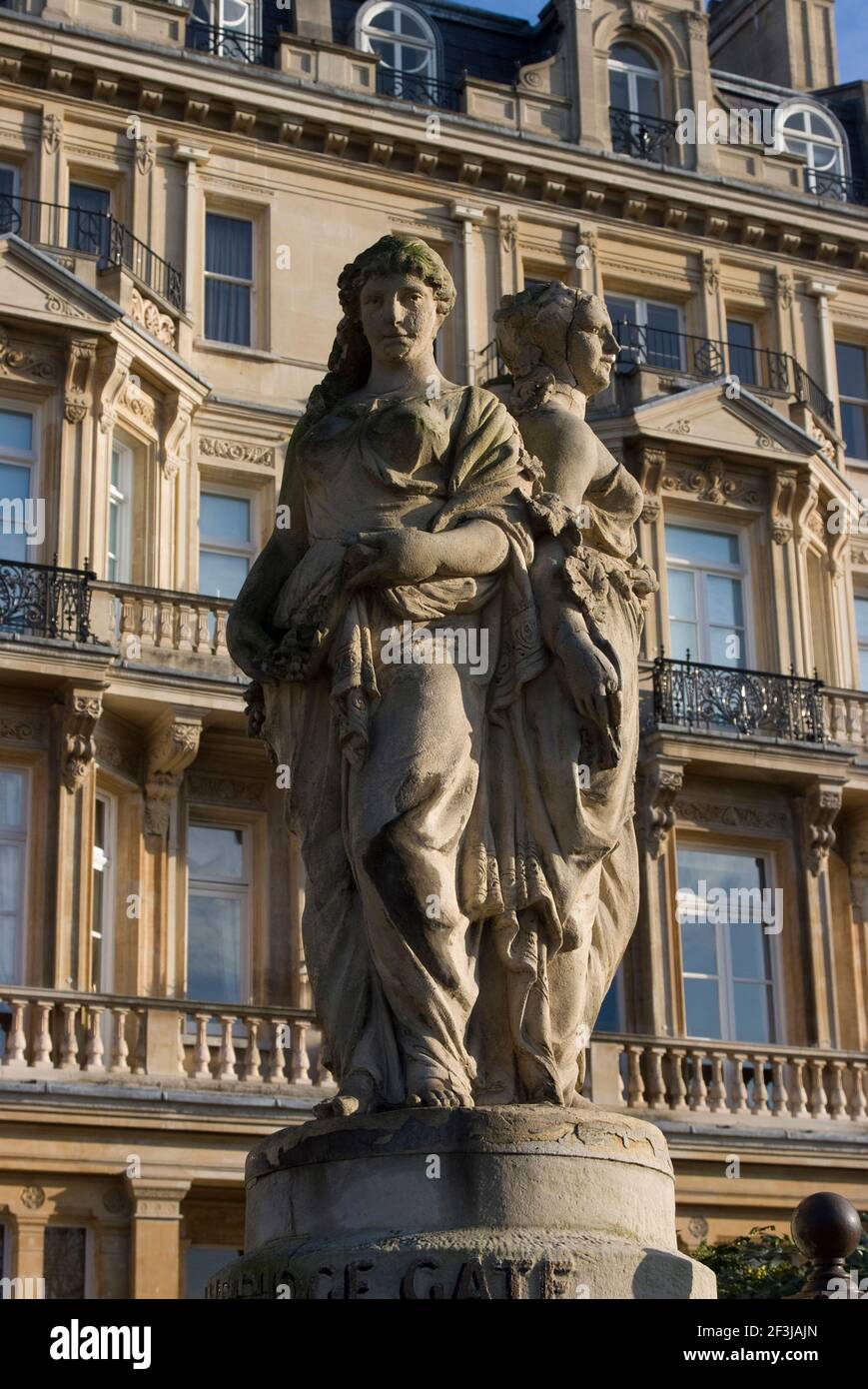 Statua decorativa di due donne di fronte a Cambridge Gate, Regent's Park, Camden, Londra, NW1, Inghilterra | NESSUNO | Foto Stock