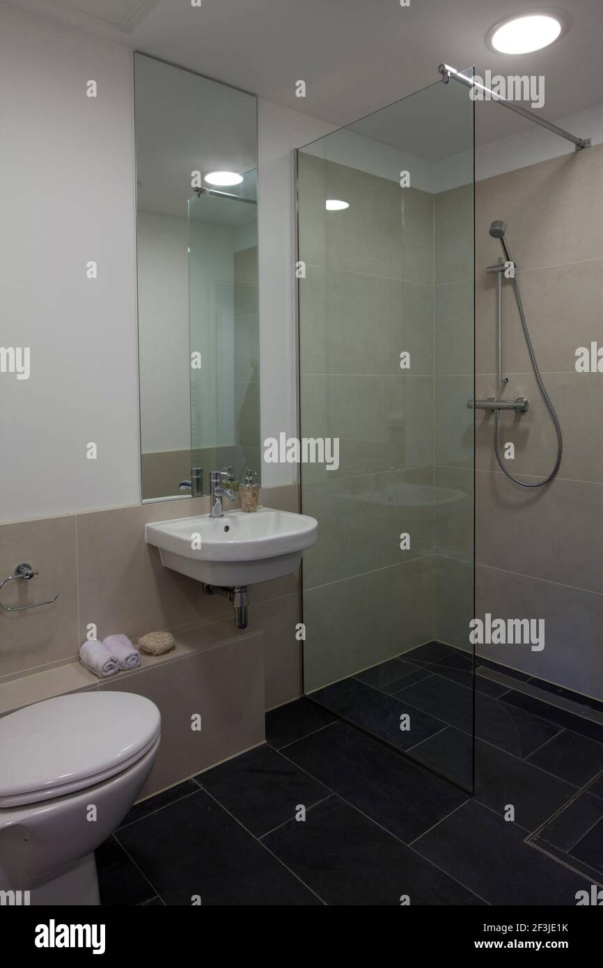 Bagno moderno in appartamenti residenziali in sciavero, Hampton Wick. Foto Stock