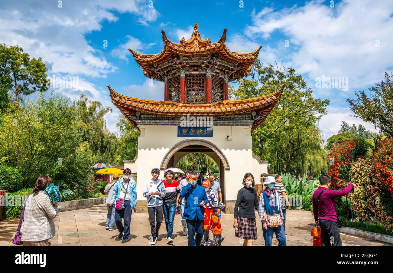 Kunming China, 3 ottobre 2020: Vista del parco con la gente davanti ad un padiglione cinese a Kunming Yunnan Cina Foto Stock