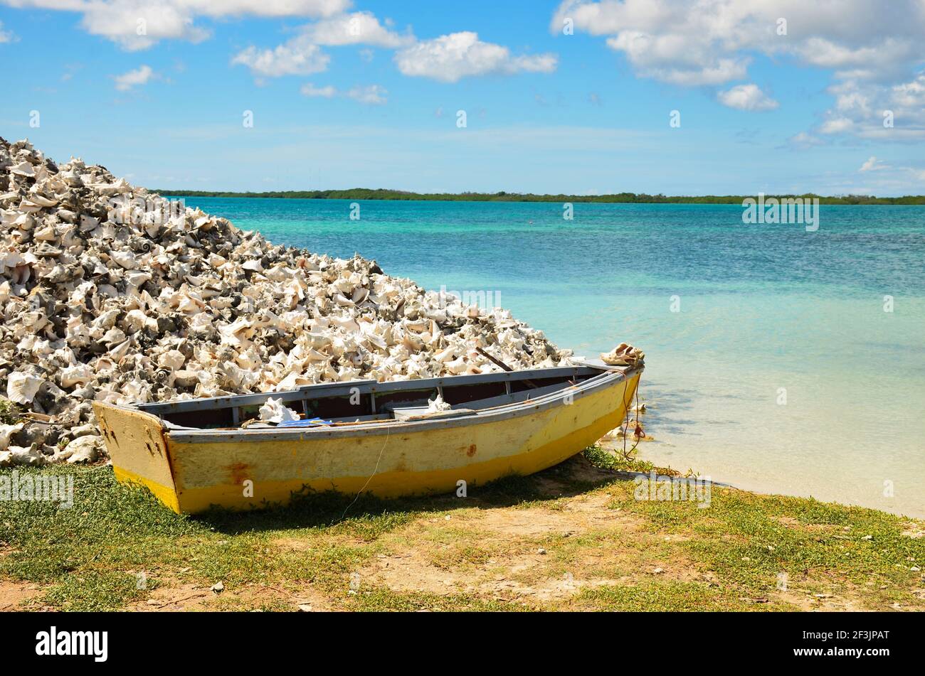 vecchia nave pescatore sulla bellissima spiaggia sull'isola caraibica di bonaire. Antille Olandesi. Oceano blu, viaggi Foto Stock