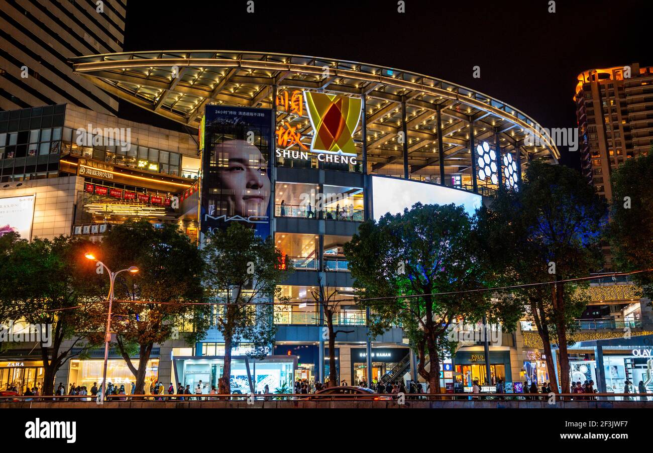 Kunming China, 3 Ottobre 2020 : Vista del centro commerciale Shun Cheng con nome e logo nella via degli affari di Nanting a Kunming Yunnan China Foto Stock