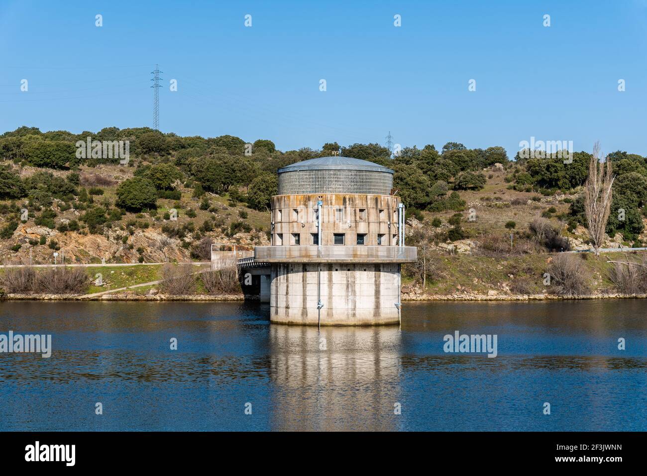 Vista della diga di El Villar una giornata di sole a Madrid, Spagna. Foto Stock