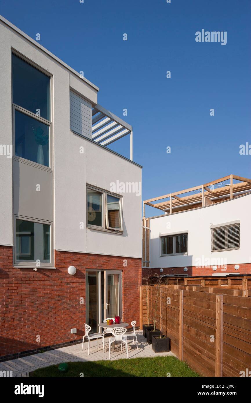 Giardino posteriore a Green Street Housing and Sun Terrace, Nottingham | Architect: Marsh & Grochowski Architects | Designer: Developer- BLUEPRINT Foto Stock