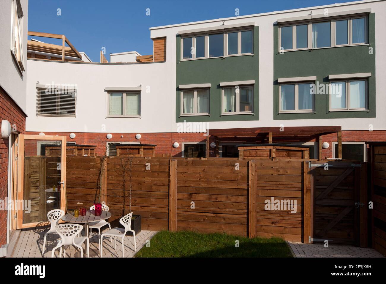 Retro di Green Street Housing, che mostra giardino e patio | architetto: Marsh & Grochowski Architects | progettista: Sviluppatore- BLUEPRINT Foto Stock