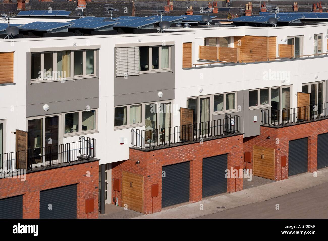 Vista aerea di Green Street con pannelli solari sul tetto | architetto: Marsh & Grochowski Architects | progettista: Sviluppatore- BLUEPRINT Foto Stock