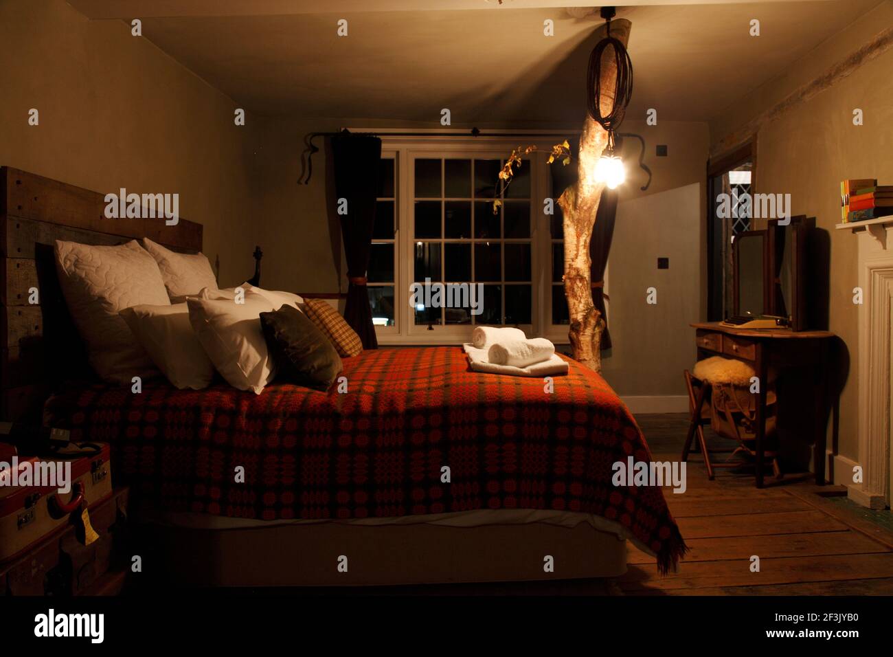 Camera da letto con betulla di notte | | Designer: Richard Brett / ci piace oggi Foto Stock