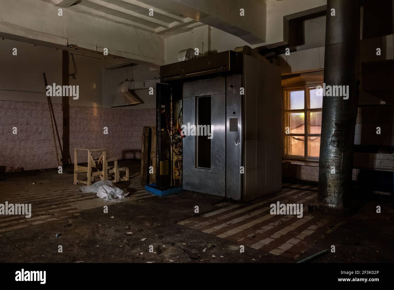 Vecchio vuoto rotto abbandonato edificio industriale interni. Foto Stock