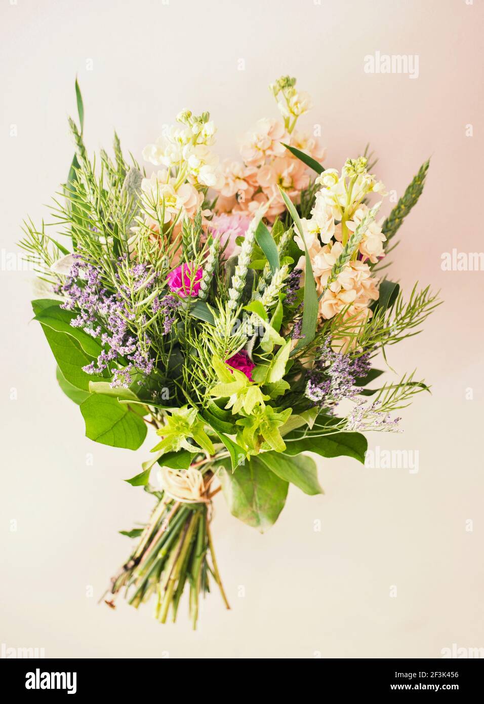 Bouquet di fiori estivi freschi (dal prato e dal fioraio) con terra di mais  su sfondo bianco - rosa Foto stock - Alamy