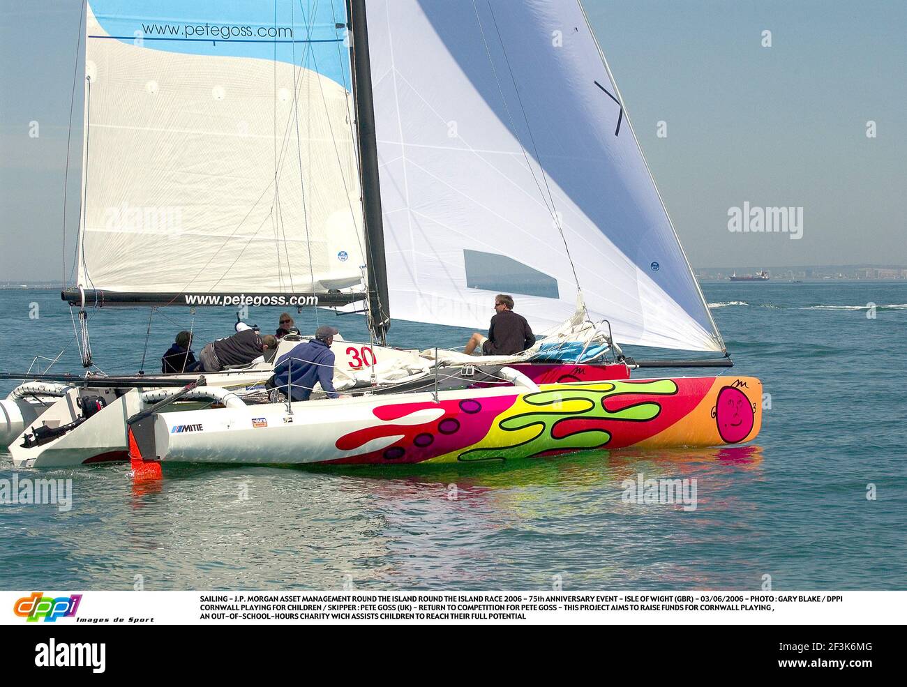 VELA - J.P. MORGAN ASSET MANAGEMENT ROUND THE ISLAND ROUND THE ISLAND RACE 2006 - 75TH ANNIVERSARY EVENT - ISLE OF WIGHT (GBR) - 03/06/2006 - PHOTO : GARY BLAKE / DPPI CORNWALL PLAYING FOR CHILDREN / SKIPPER : PETE GOSS (UK) - RITORNO ALLA COMPETIZIONE PER PETE GOSS - QUESTO PROGETTO MIRA A RACCOGLIERE FONDI PER CORNWALL PLAYING , UN'ASSOCIAZIONE BENEFICA CHE AIUTA I BAMBINI A RAGGIUNGERE IL LORO PIENO POTENZIALE Foto Stock