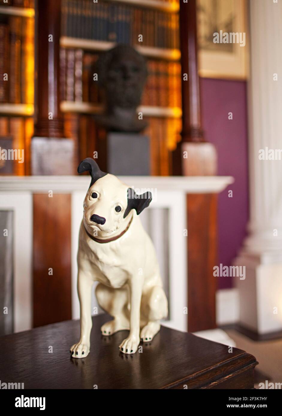 Residenza di Tim Gosling a Clapham, SW di Londra. PIC mostra alla statua di Nipper il cane in cima ad un vecchio gramofono Foto Stock