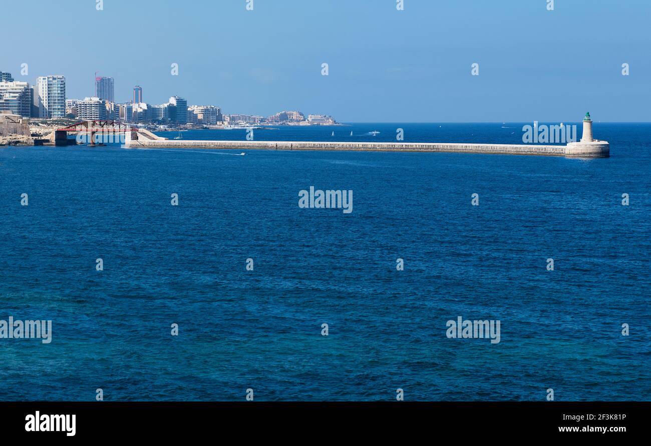 Vista panoramica del Ponte di Sant'Elmo che conduce dal litorale di Fort Saint Elmo a la Valletta, Malta, al frangiflutti all'ingresso del G Foto Stock
