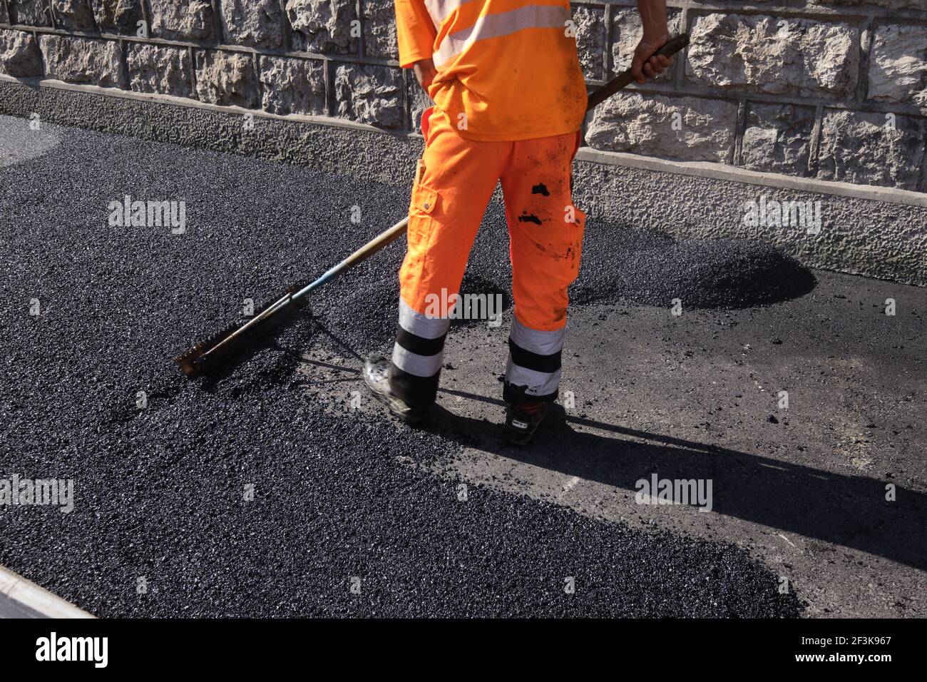 Pavimentazione della strada con asfalto poroso per la riduzione del rumore del traffico a Ginevra, svizzera Foto Stock