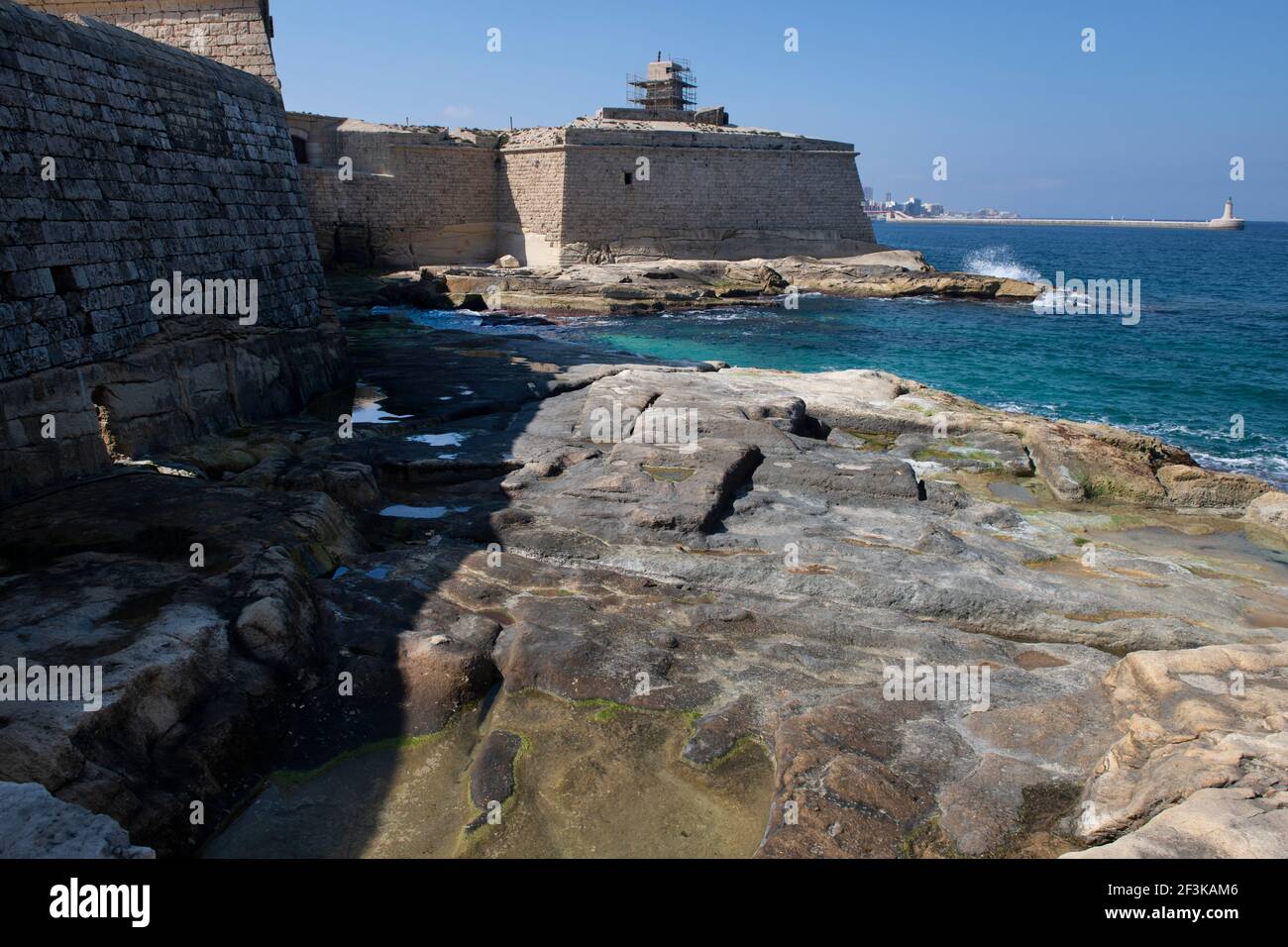 Frammenti di foto e rovine di Forte Ricasoli che fu costruito dall'ordine di San Giovanni tra il 1670 e il 1698, situato a Kalkara, Malta. È la larg Foto Stock